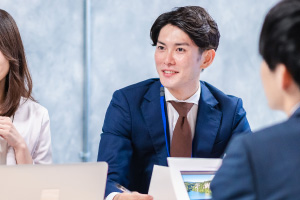 旅行会社の担当者と打ち合わせ